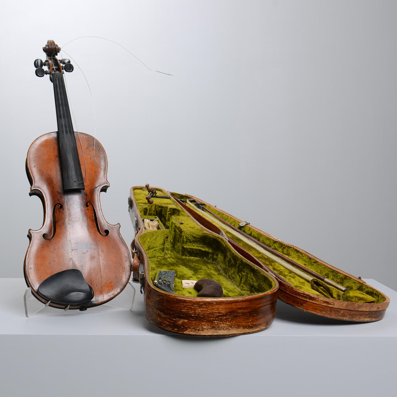 ÄLDRE VIOLIN antik, märkt "S".