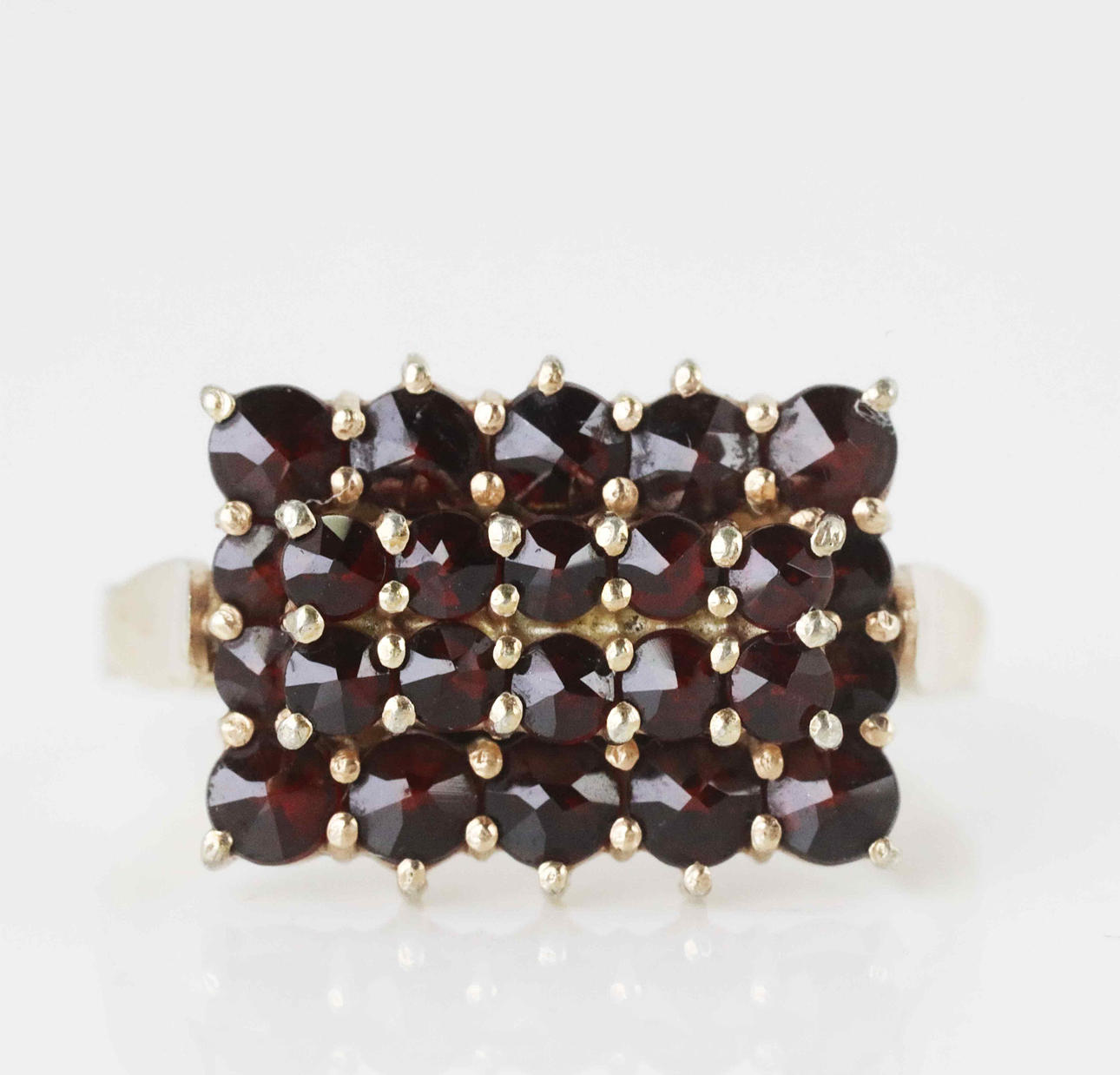 RING, blood red granter, gilt silver.