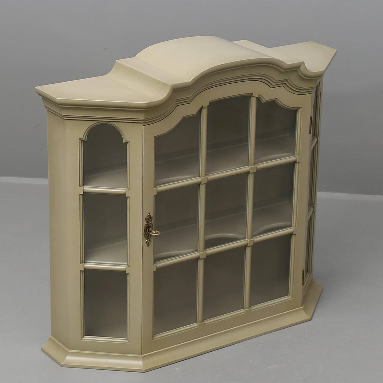 VÄGGVITRINSKÅP, Åmells, 1974.