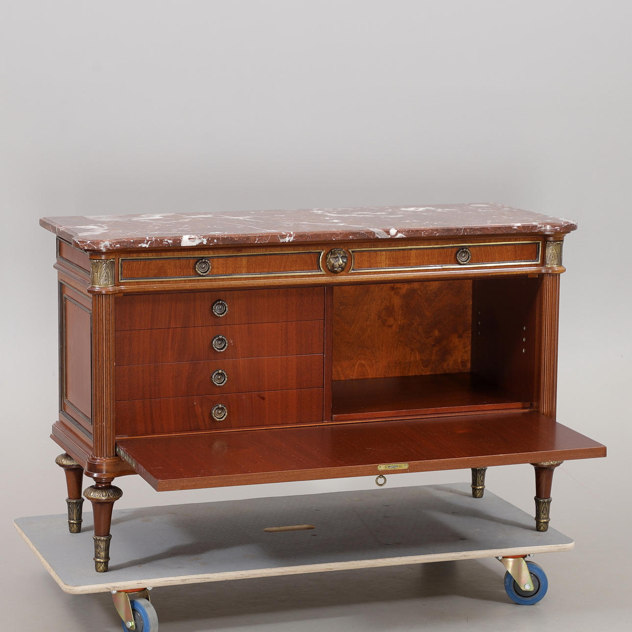 BYRÅ MED MARMORSKIVA, 1900-talets mitt.