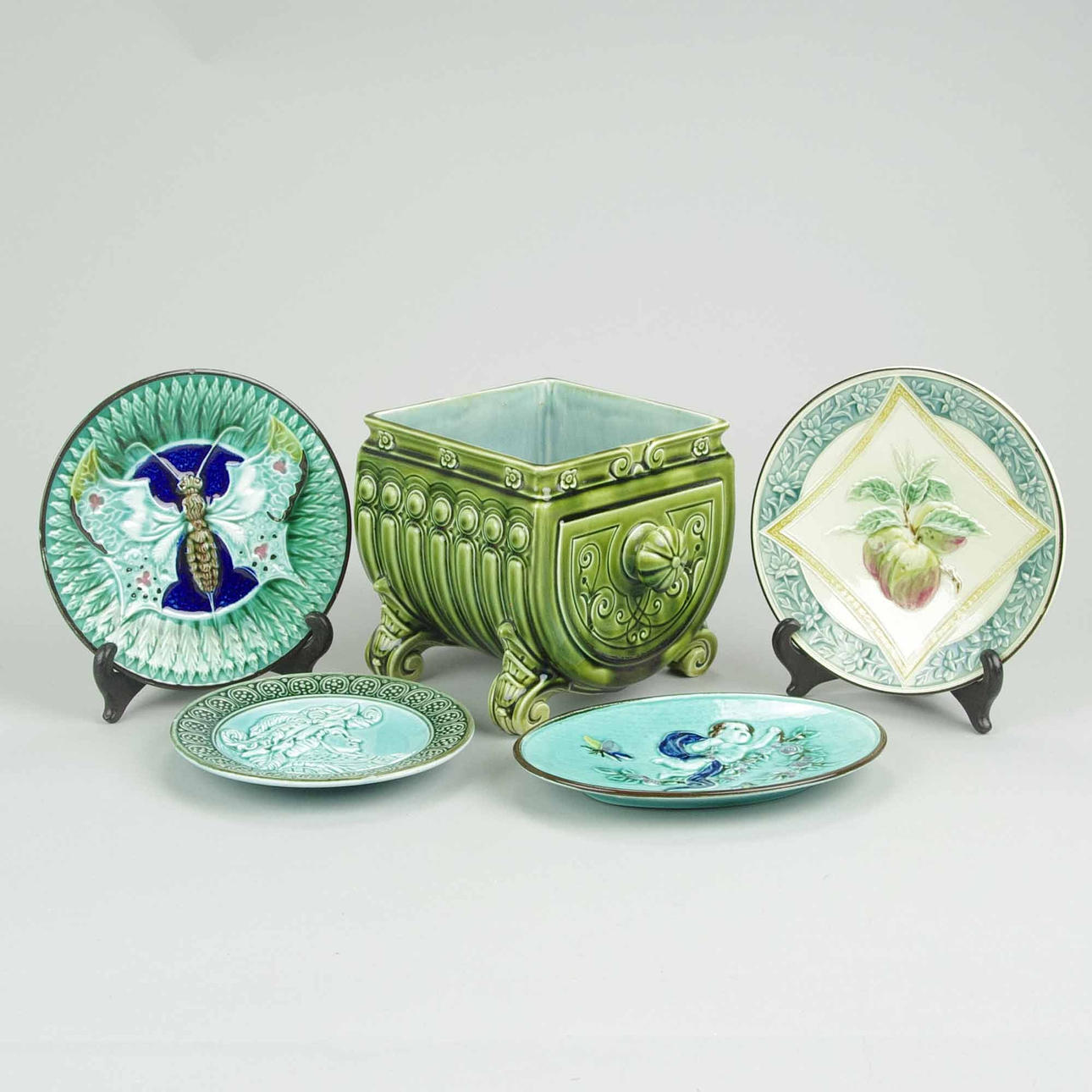 YTTERFODER SAMT TALLRIKAR, majolika, jugend.