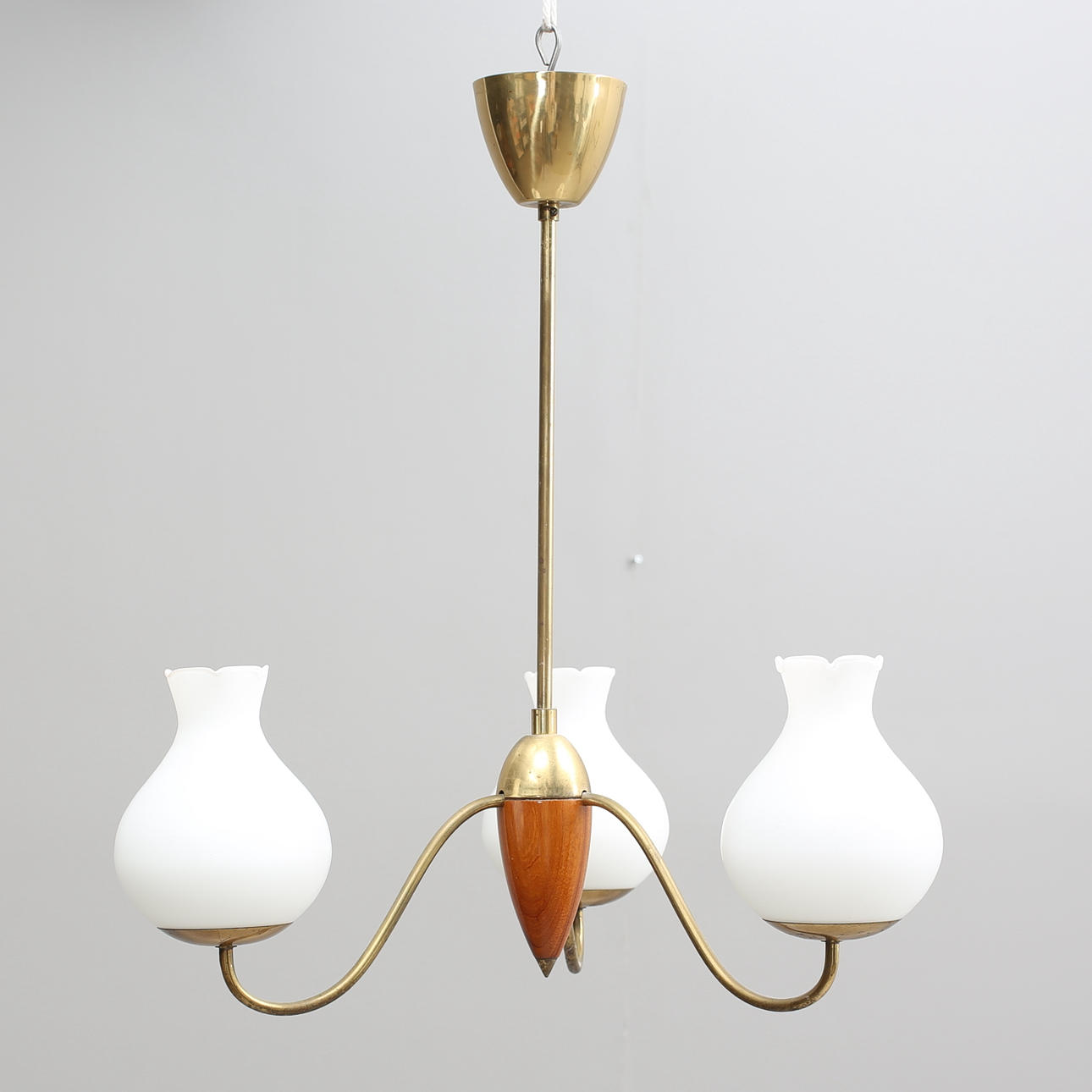 TAKLAMPA i mässing och teak, 3-armad, 1900-talets mitt.