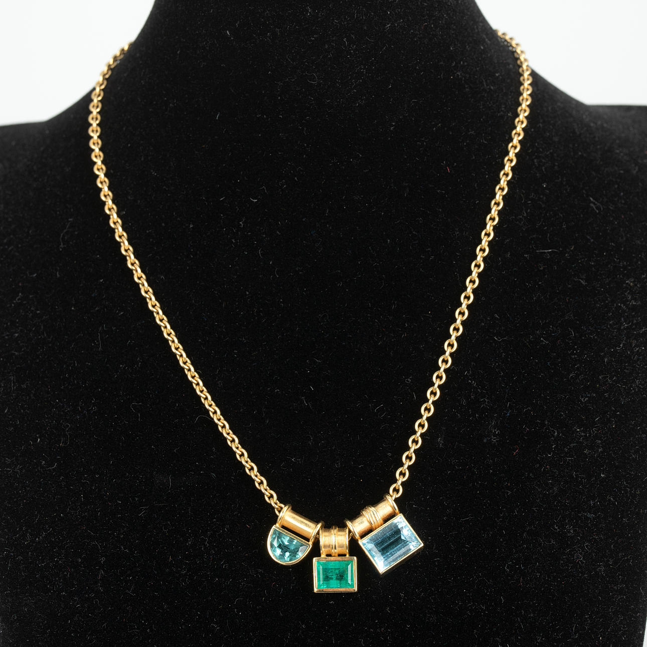 3 colgantes con cadena.