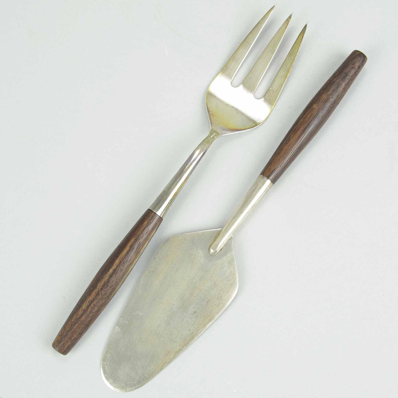 TÅRTBESTICK I ETUI, silver med träskaft.