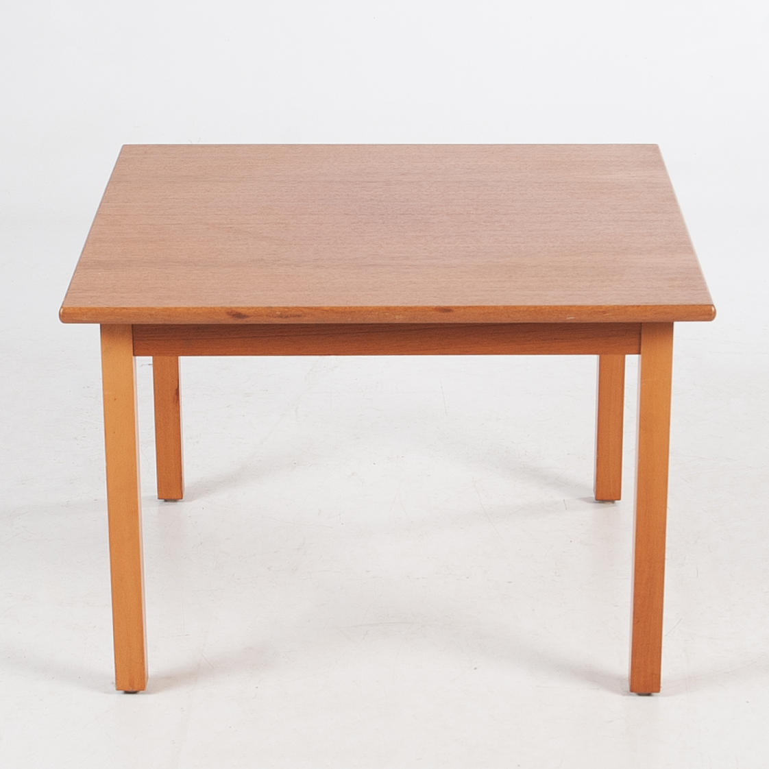 SIVUPÖYTÄ/LAMPPUPÖYTÄ.