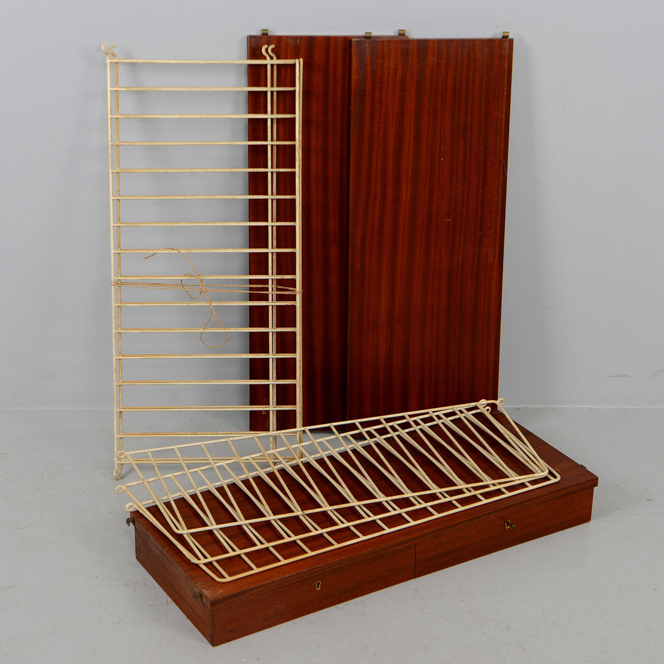 NILS & KAJSA STRINNING. Wandregal, „String“, 1960er.