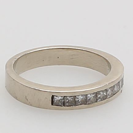 ALLIANSRING, vitguld 14K, tot 0.7 ct diamanter.