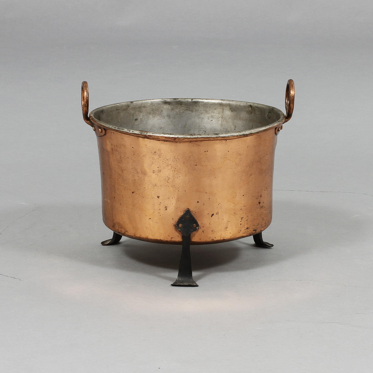 BALJA, på tre ben med öglehandtag, koppar, 1800-tal.