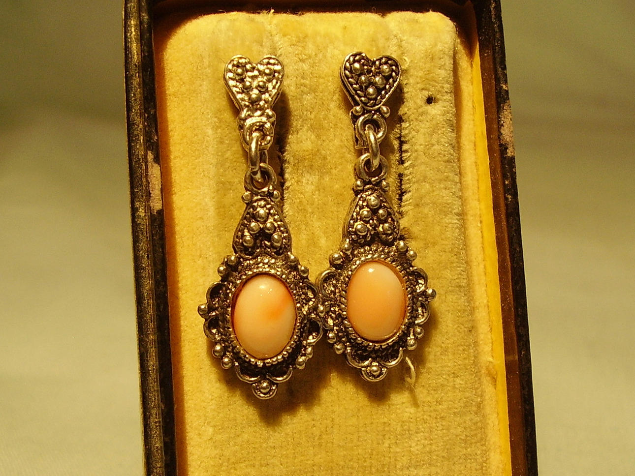 ÖRHÄNGEN MED ROSA KORALLER handgjorda i 925 silver.