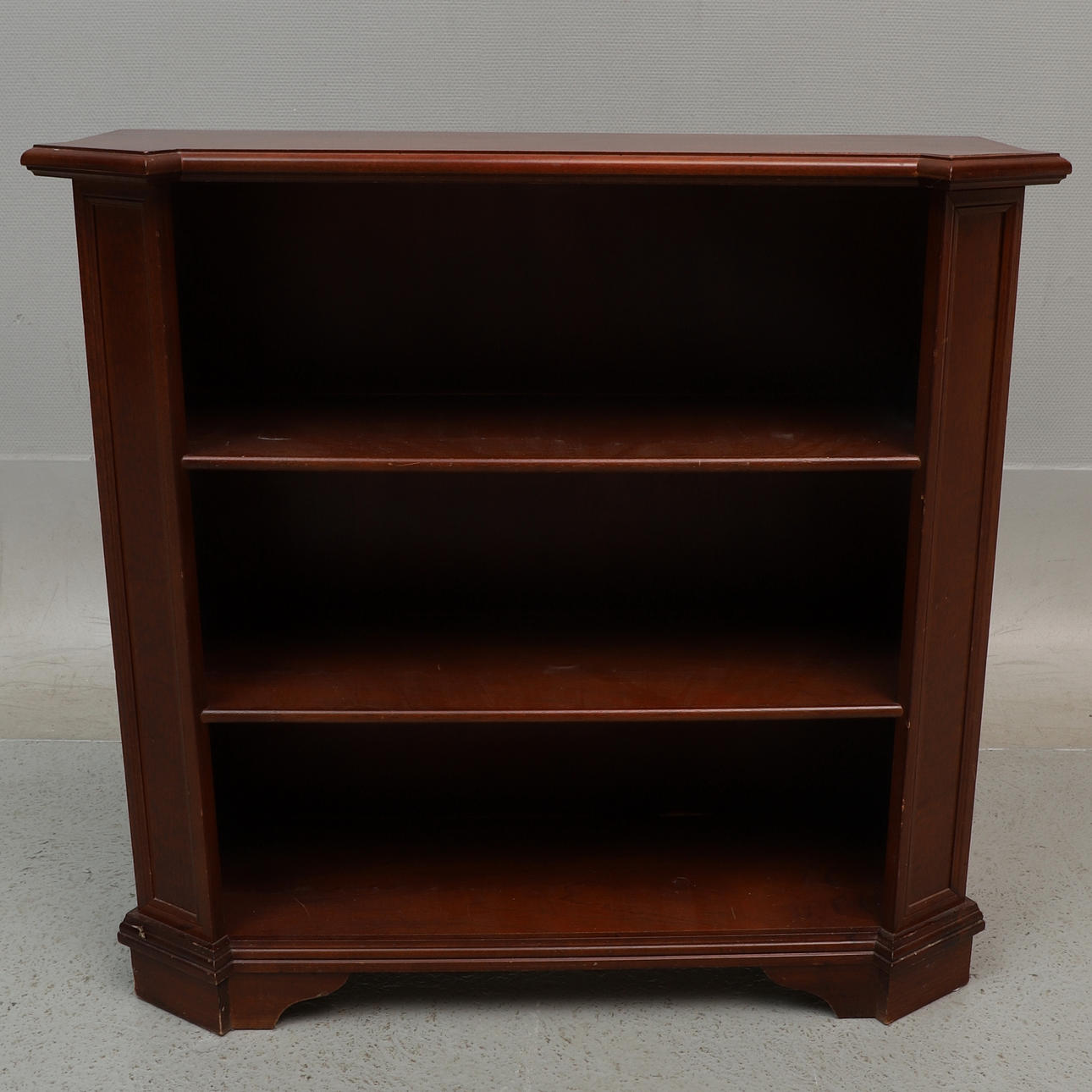 REOL, træ, engelsk stil, 20. århundrede.