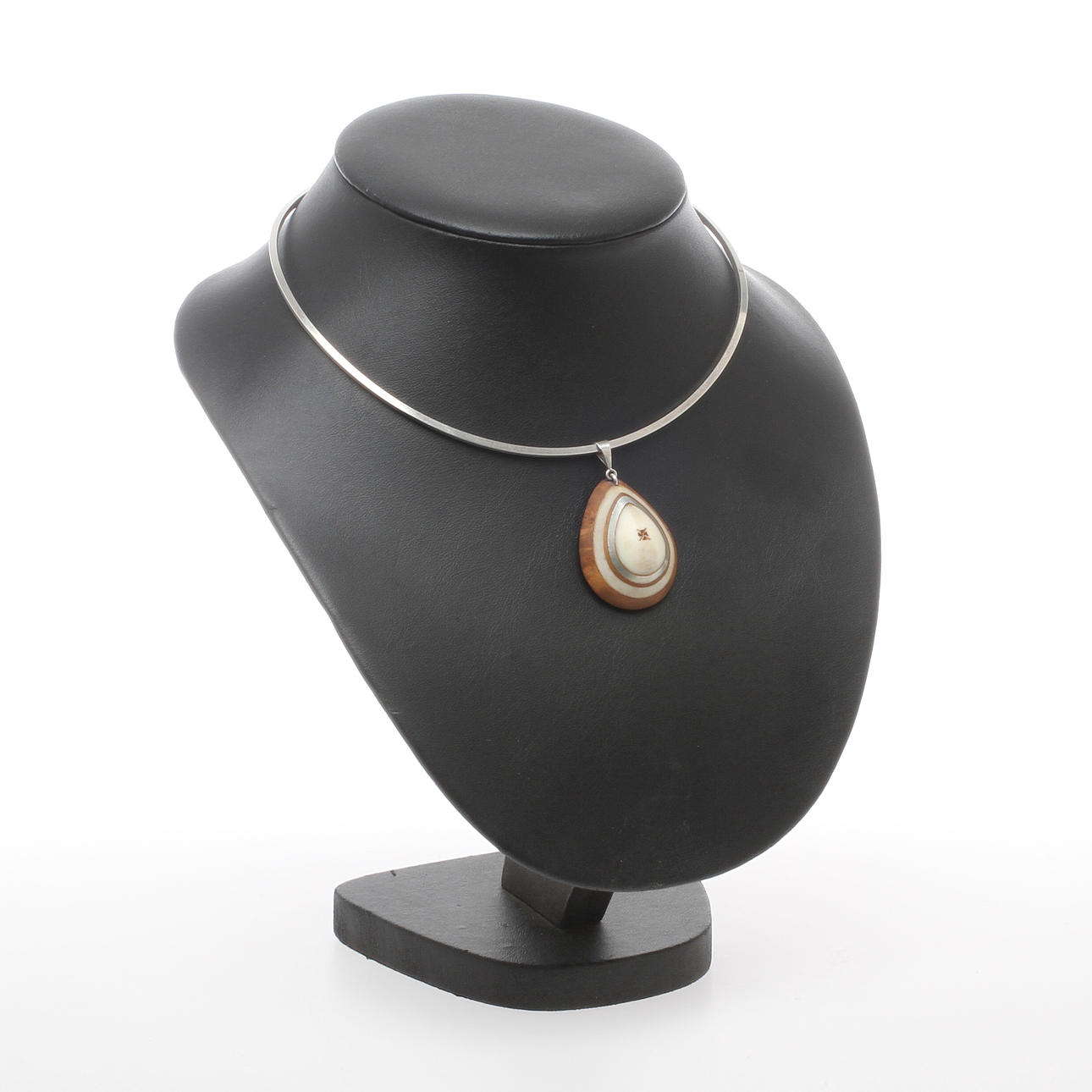 HÄNGE renhorn, rot, silver samt tenn, Esse Poggats?, monogramsignerad EP samt HALSRING silver ostämplat, 1900-tal.