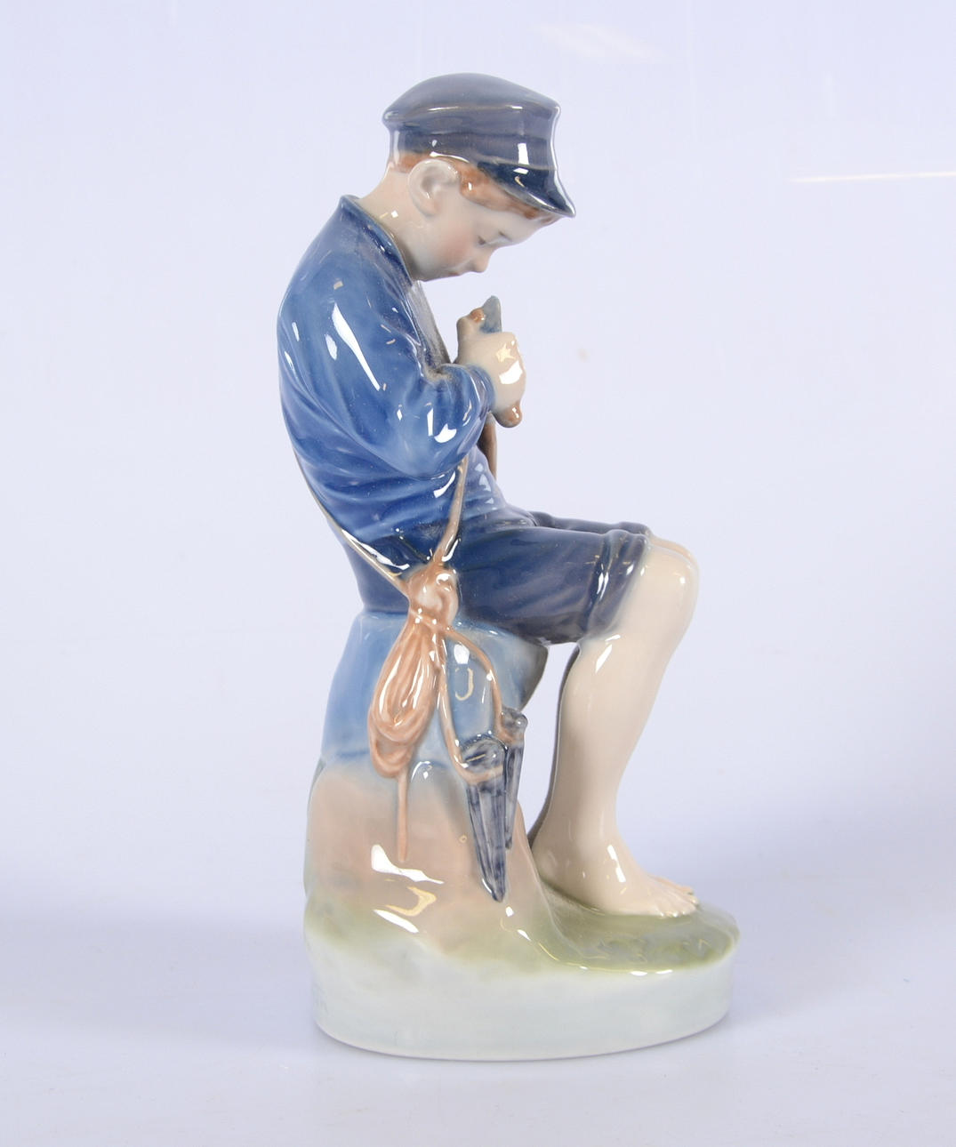 FIGURIN, porslin, Täljande pojke, Kunglig Dansk signerad.