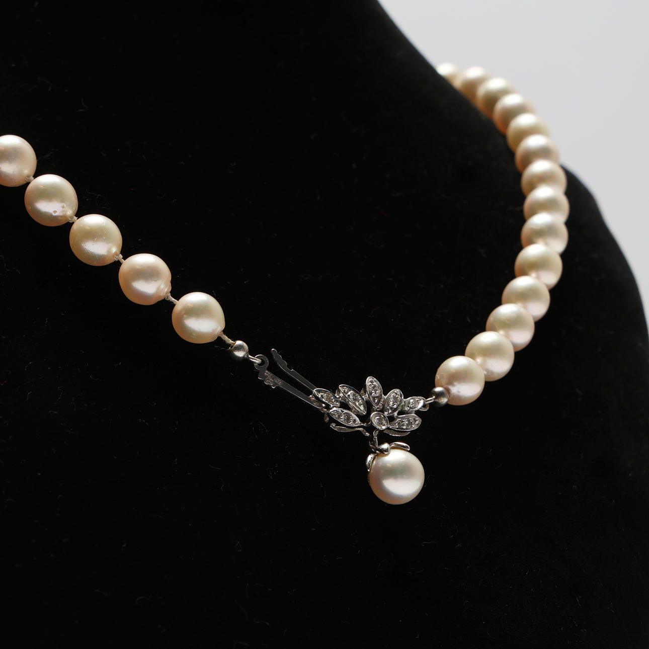 PÄRLCOLLIER. 18K vitguld, 8 diamanter.