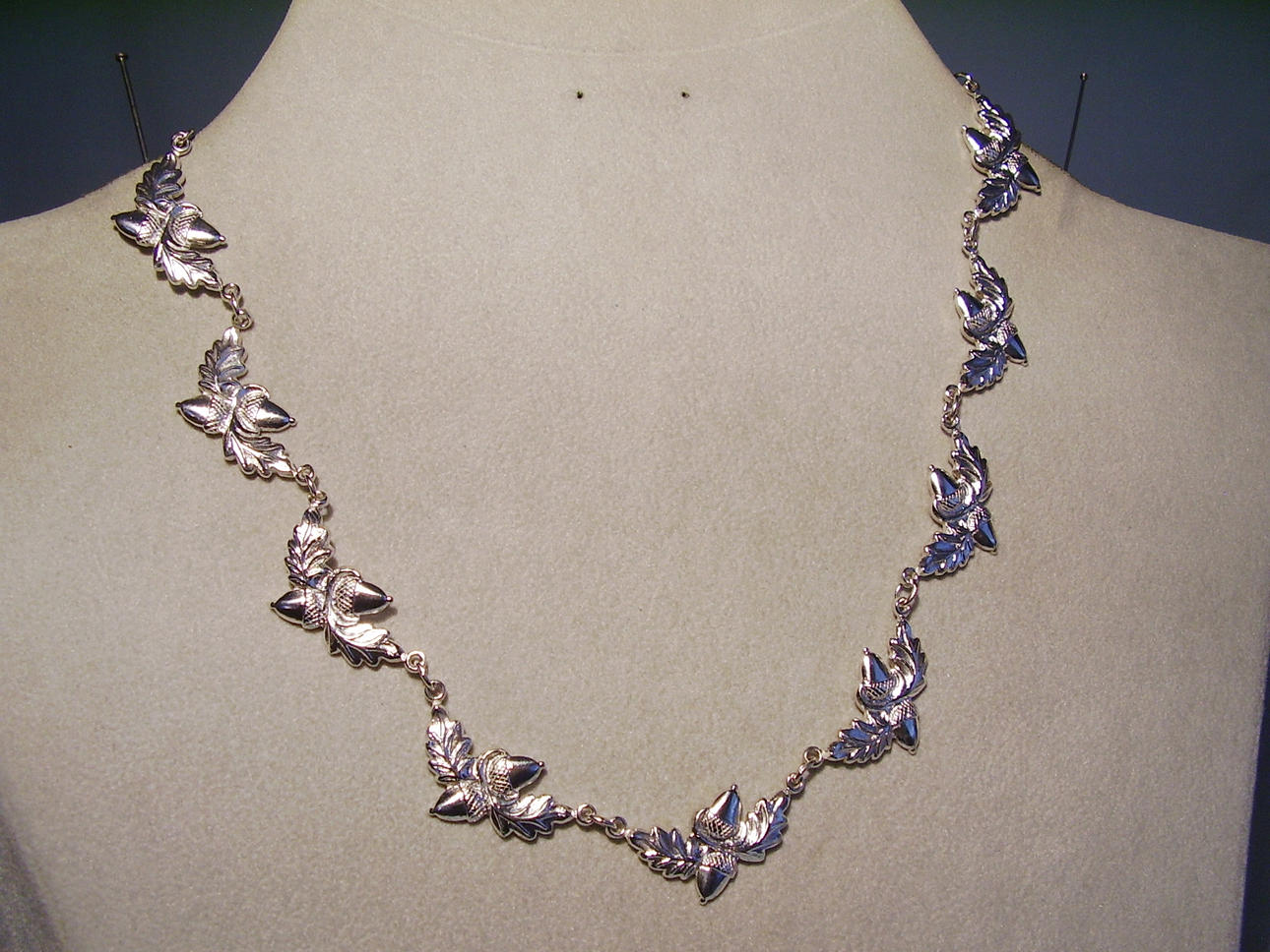 SILVERHALSBAND MED EKOLLON OCH EKBLAD silver 925 och huvudstämpel H.B.