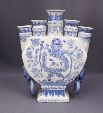 TULPANVAS med ringar, porslin, Kina, 1900-tal.