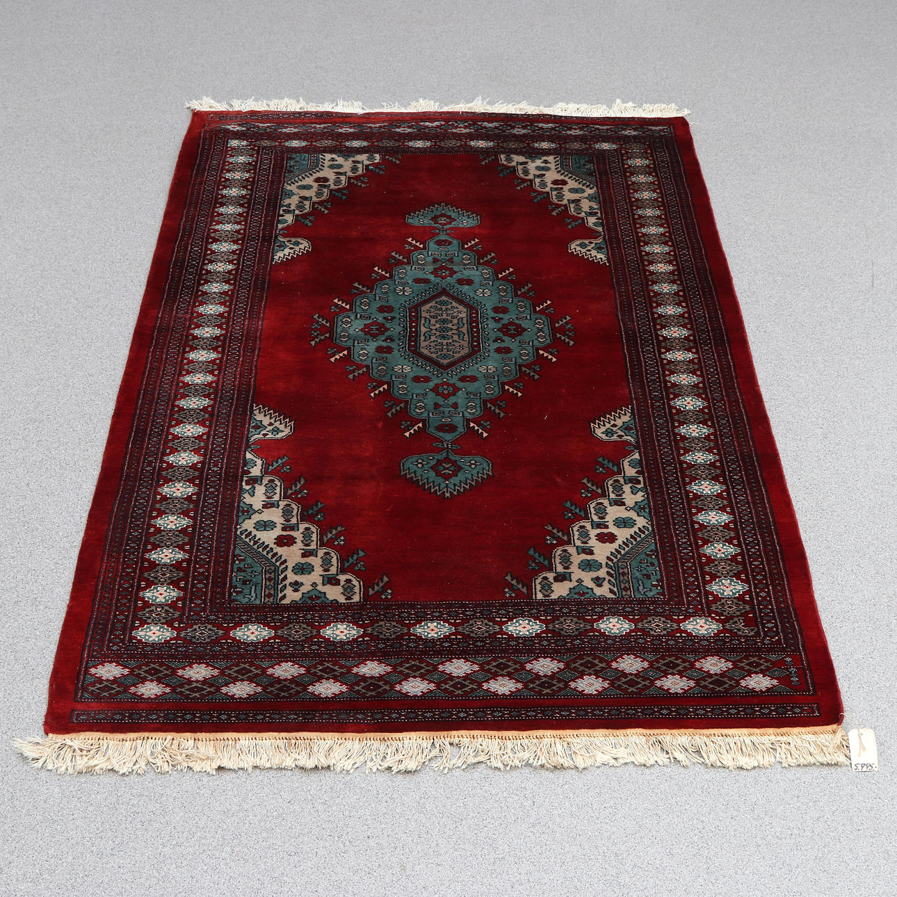 PAKISTANSK MATTA. 214x139 cm.