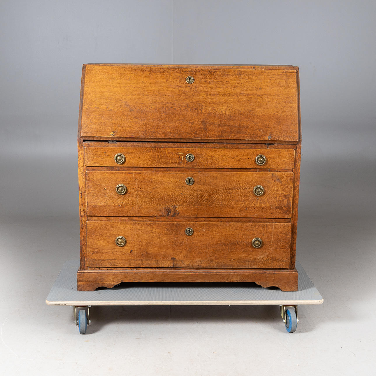 Sekretær, skrå klappe i egetræ, 1800-tallet.