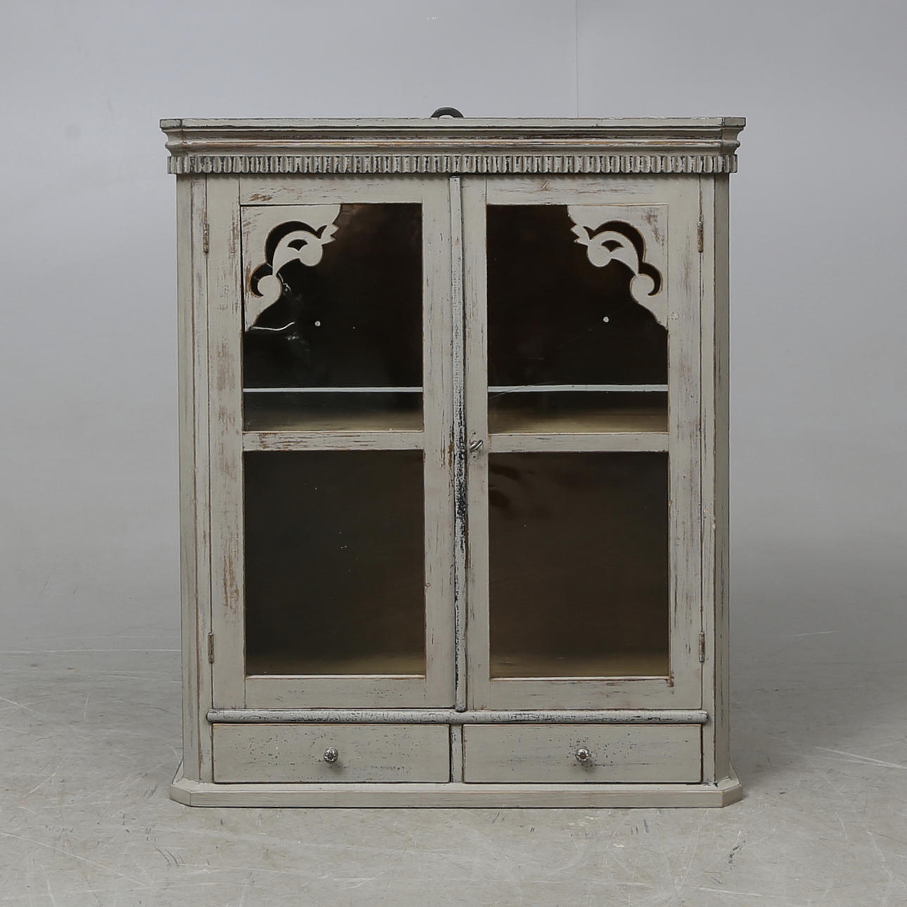 VÄGGSKÅP, gråmålat med vitrin, 1800-tal.