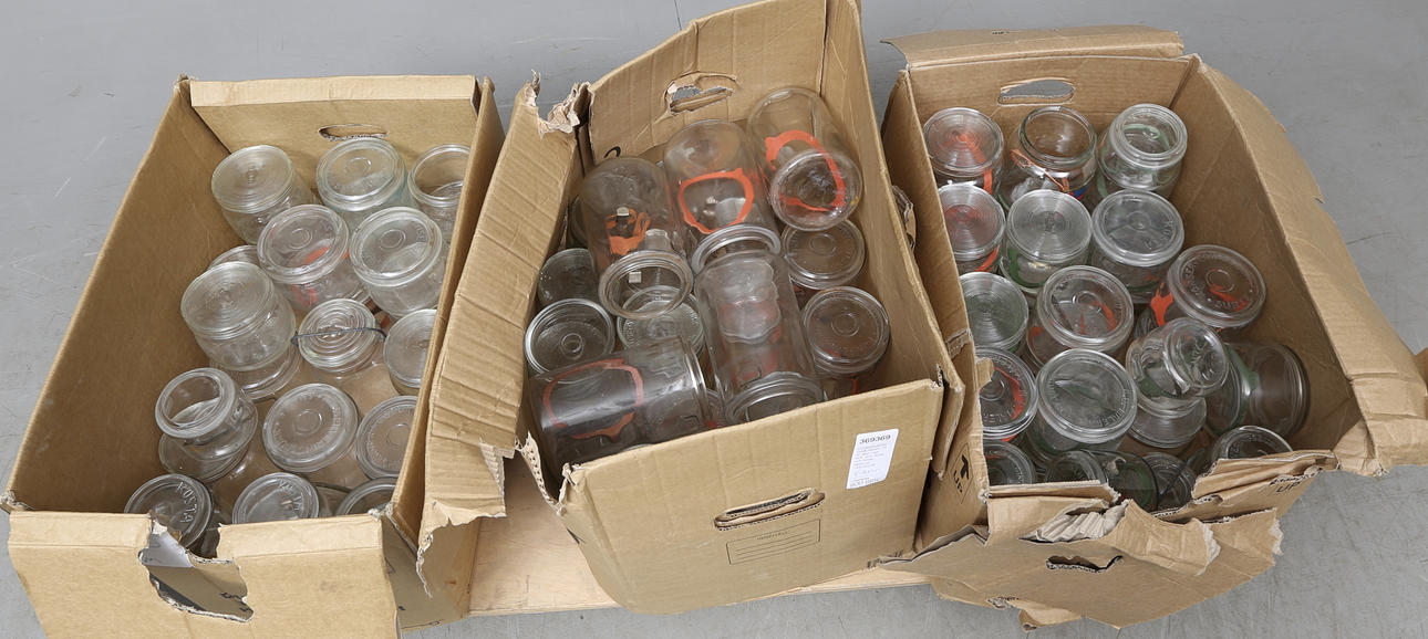 KONSERVERINGSBURKAR, 79 st, glas med lock, bl.a. Surte och Kosta glasbruk, 1940/50-tal.