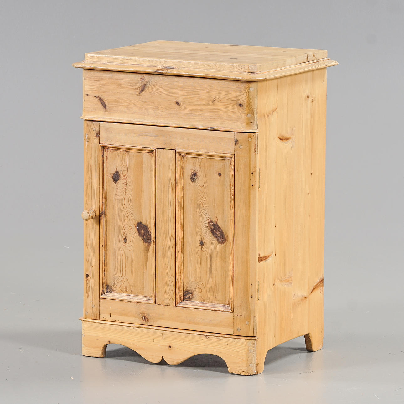 KOMMOD 1800-talets andra hälft.