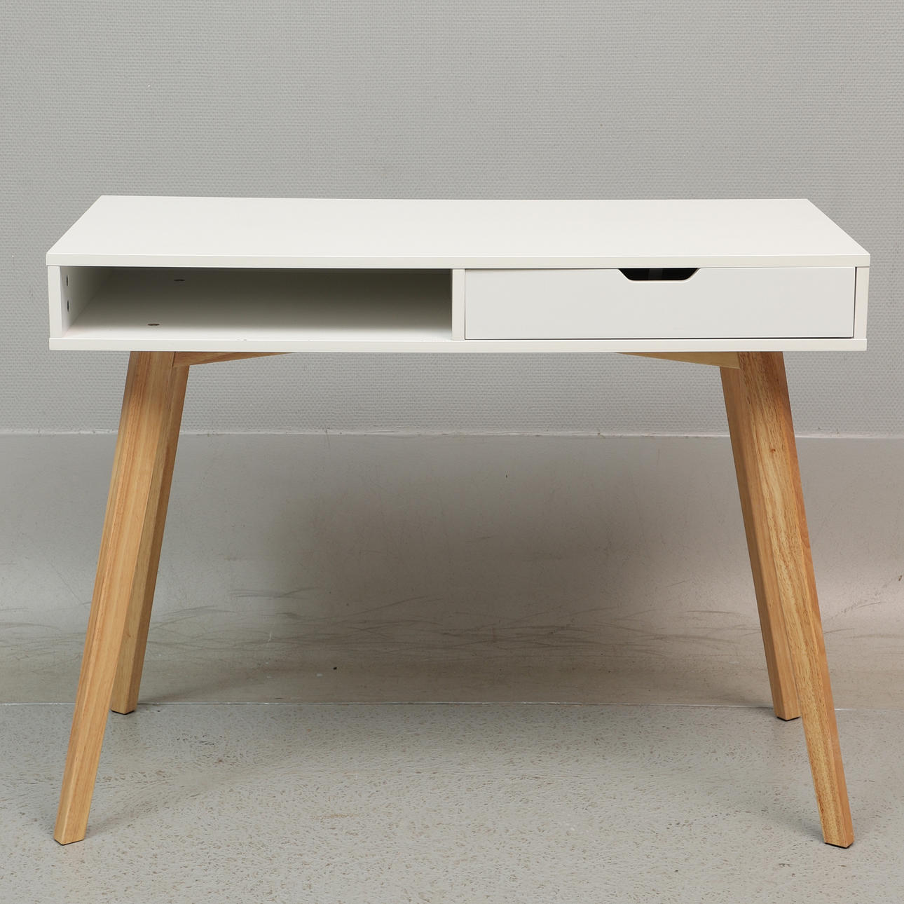 SKRIVEBORD, „Tamholt“, træ, JYSK, 21. århundrede.