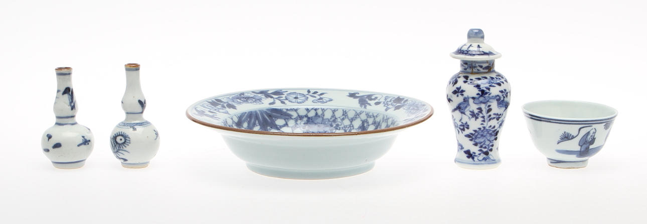 MINIATYRFÖREMÅL, 5 st olika, blåvitt Kina, 17/1800-tal.