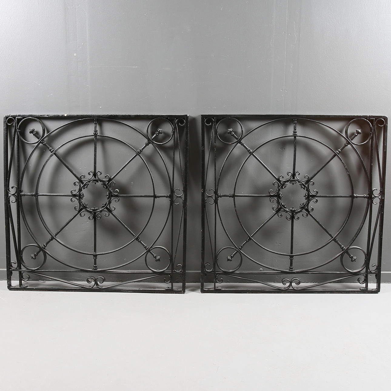 GRINDAR, ett par, gjutjärn. 1900-talets första hälft.