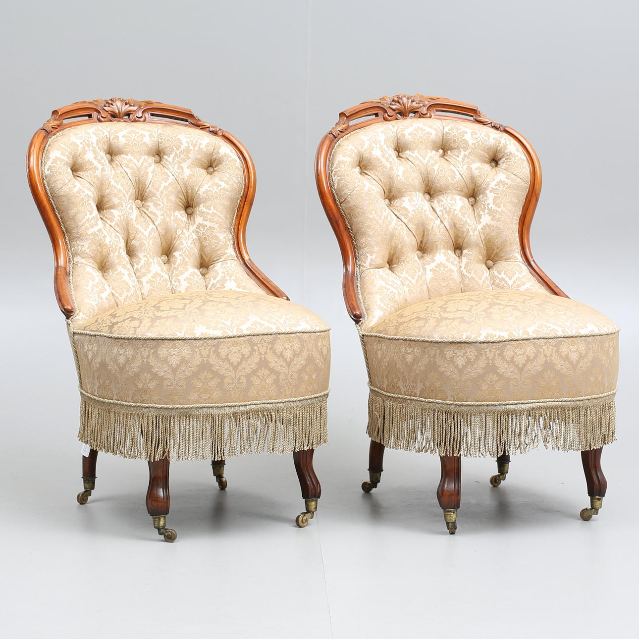 EMMAFÅTÖLJER, ett par, nyrokoko, 1800/1900-tal.