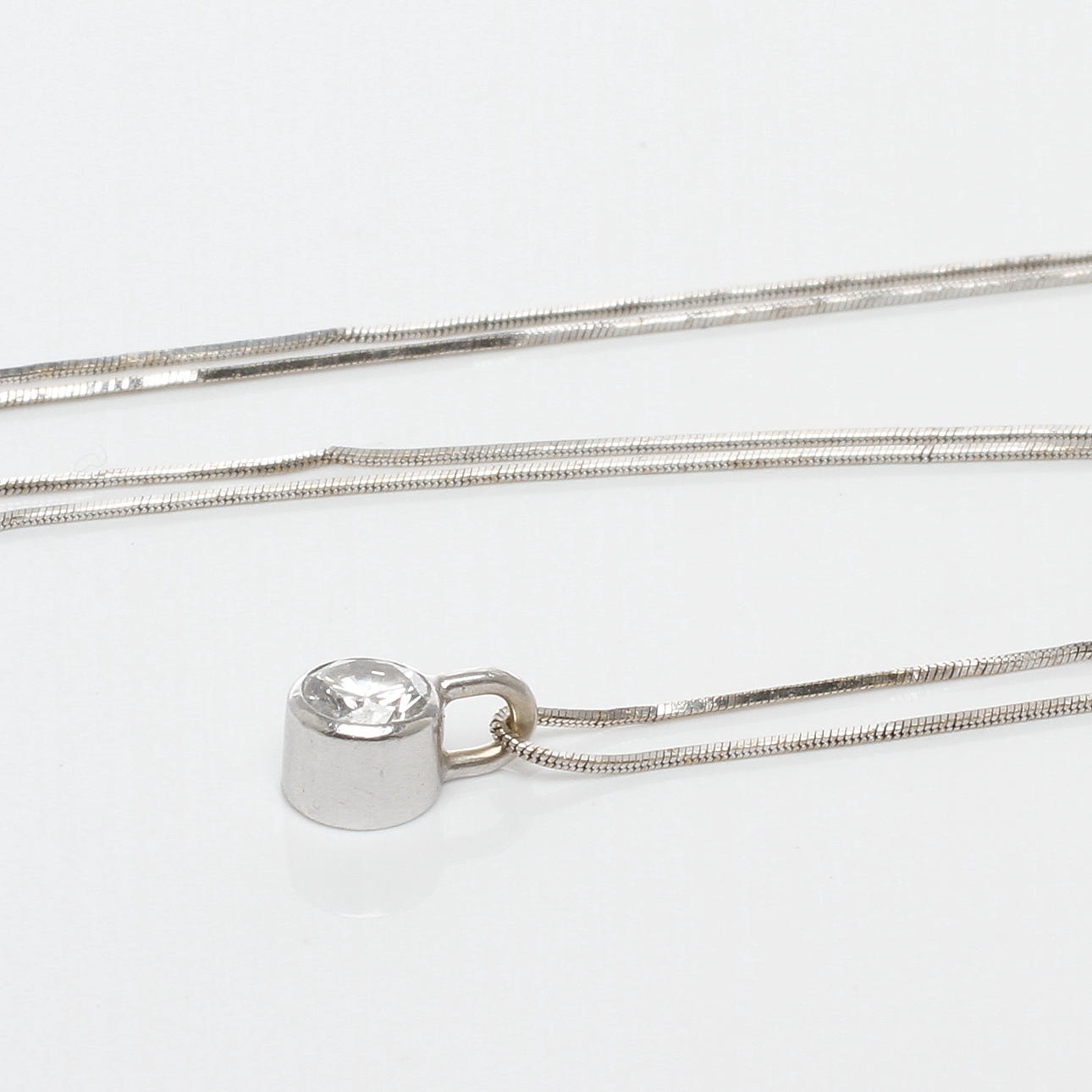 HÄNGE 18k guld med briljantslipad diamant om ca 0,30ct med kedja, 1900/2000-tal.