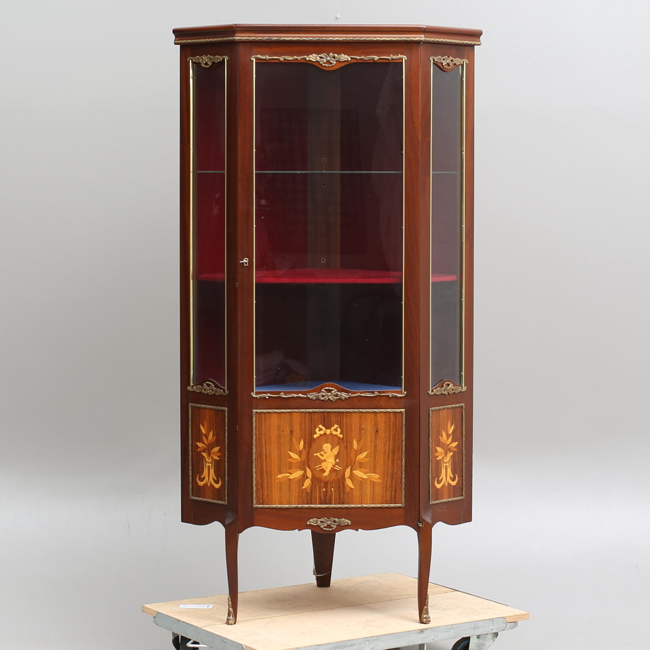 HÖRNVITRINSKÅP, Alsterbro möbelfabrik, 1900-talets andra hälft.