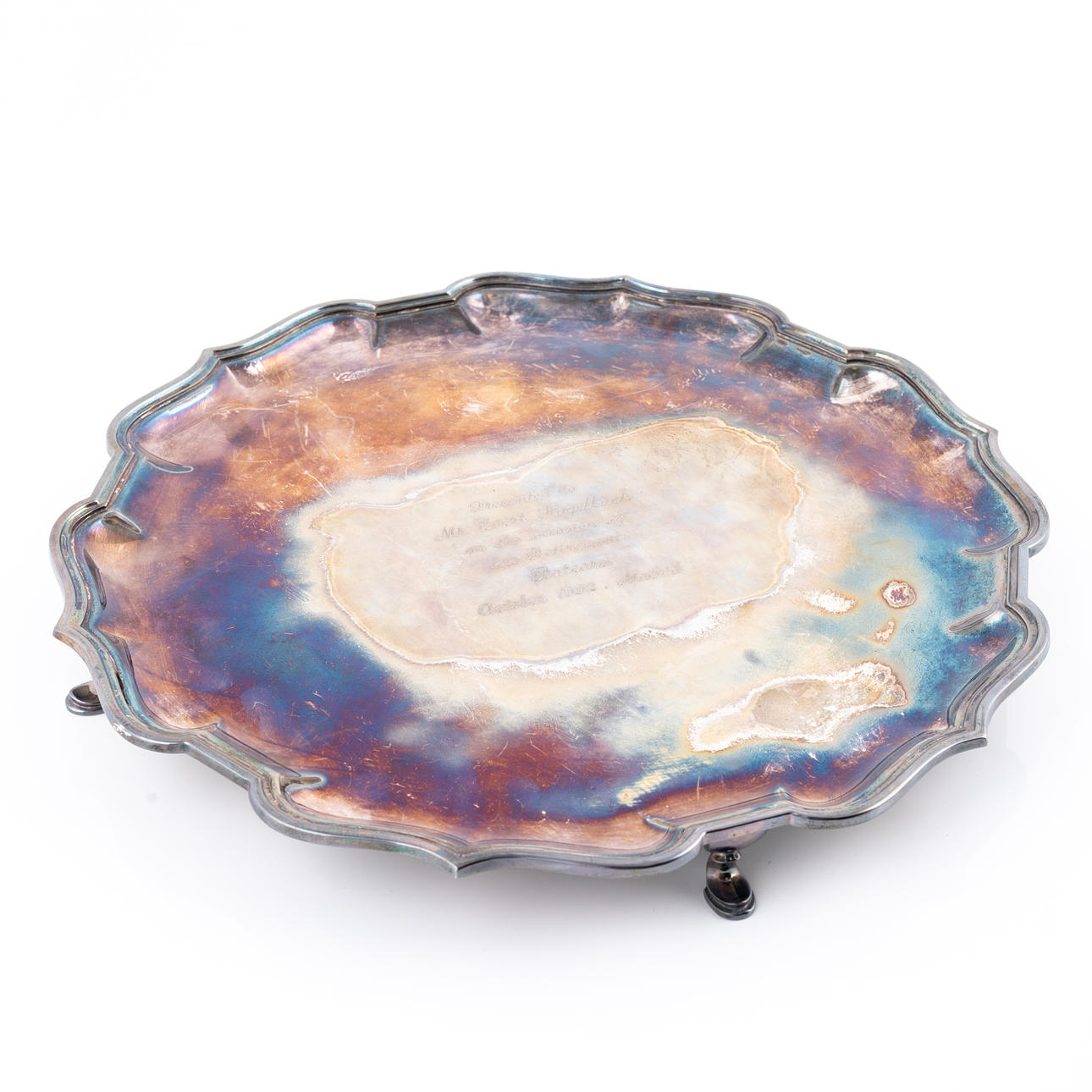 Ein silbernes Tablett aus Sheffield, England, Ende des 20. Jahrhunderts.