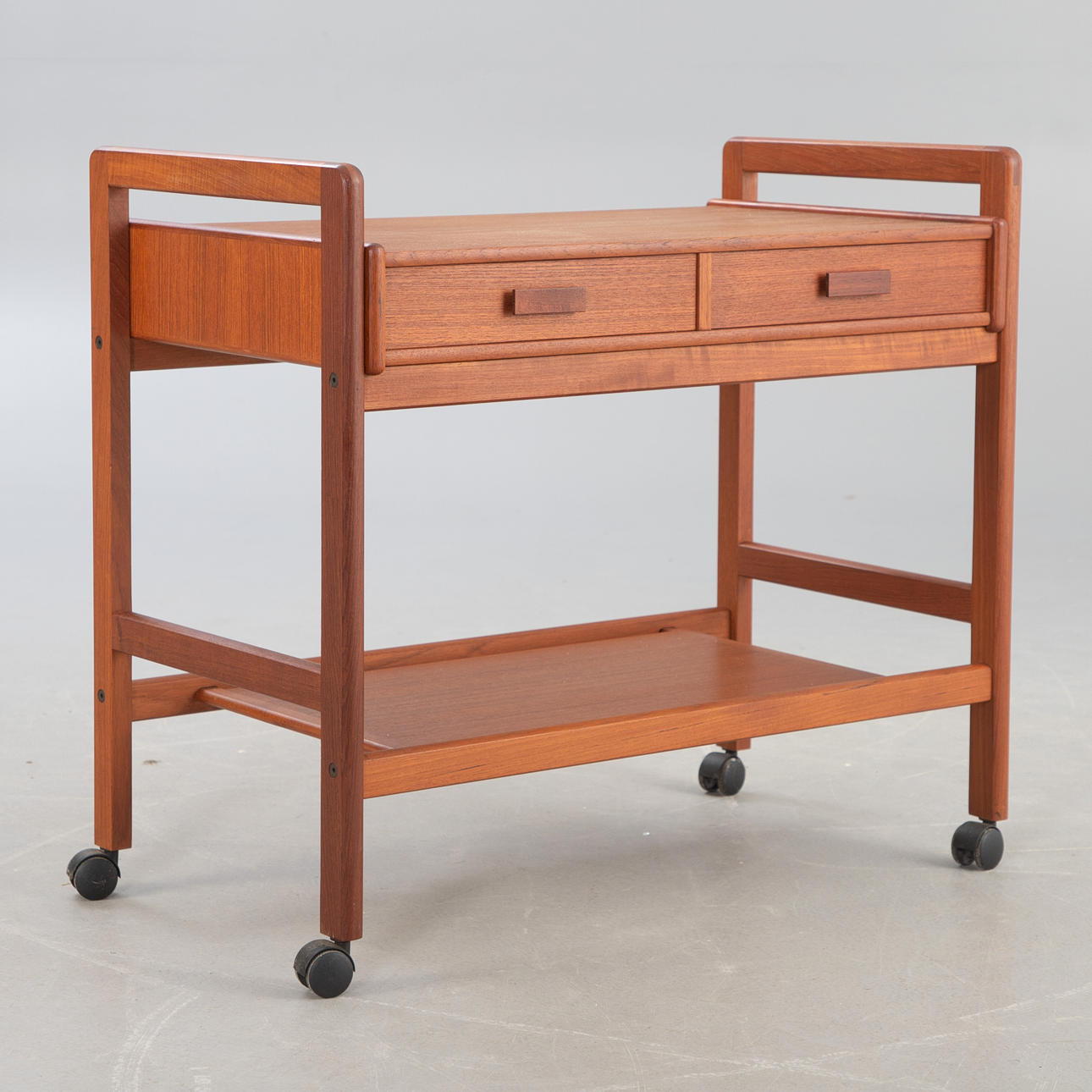 Teekärryt/tarjoiluvaunut.