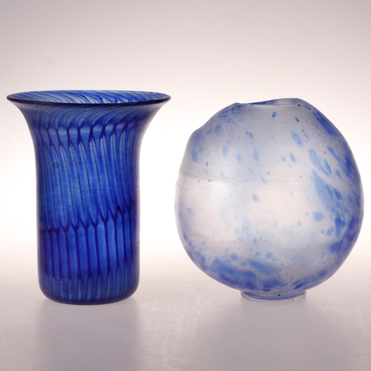 VASER, 2 st. Glas, Bengt Heintze, Kosta, delvis 1983, signerade.