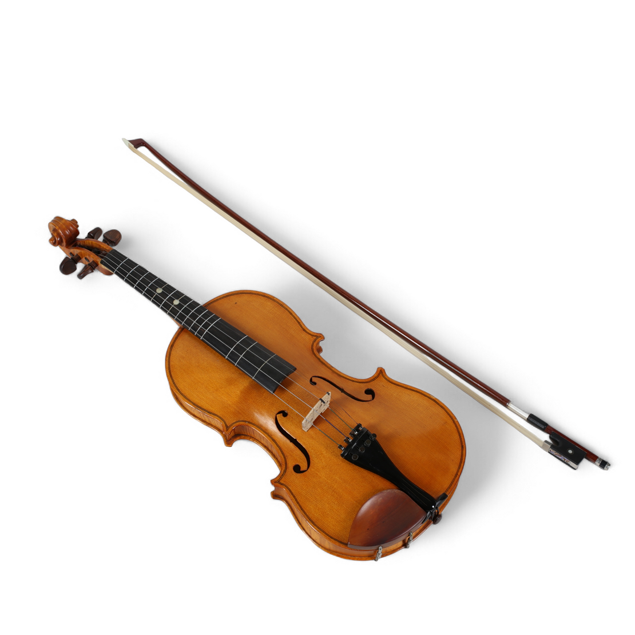 FIOL med stråke i låda. Samlarföremål - Musikinstrument - Auctionet
