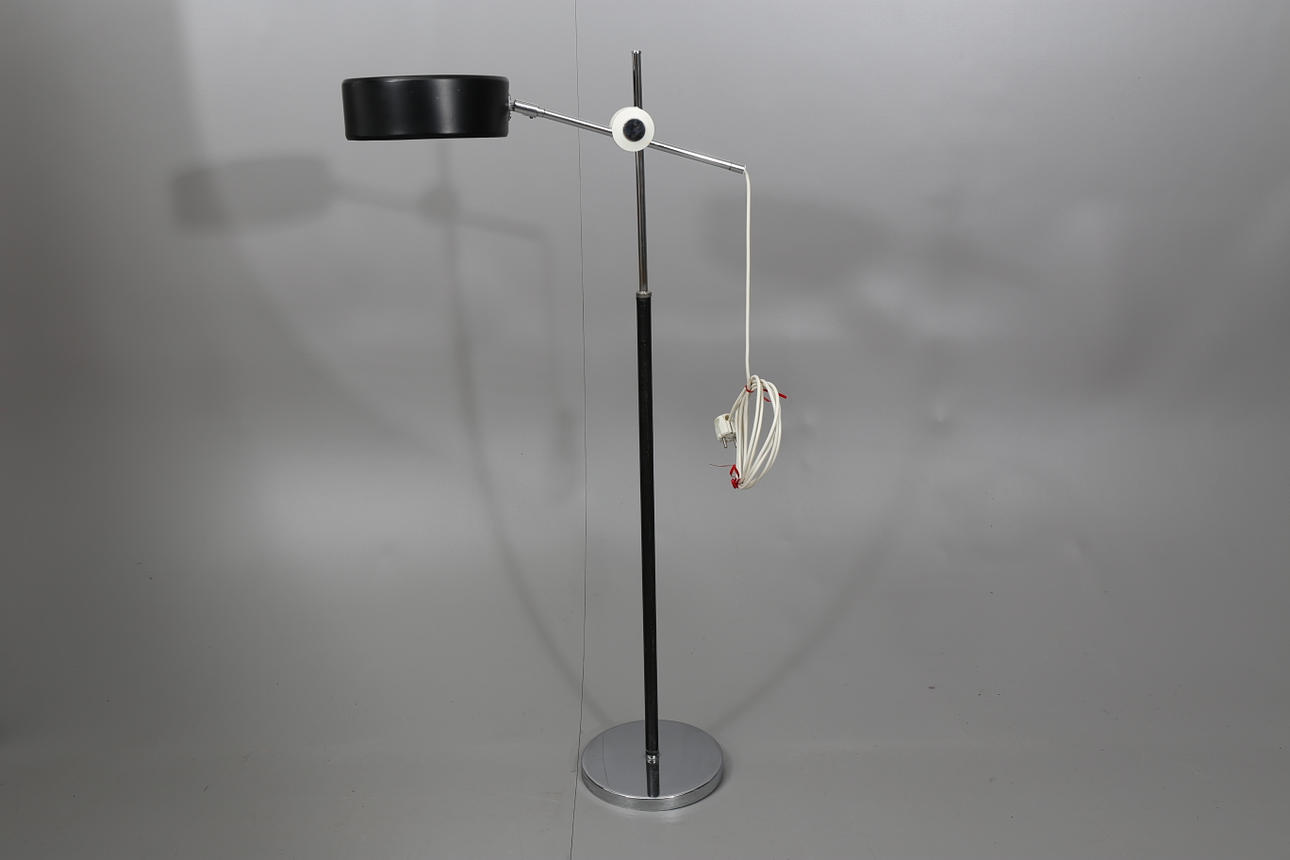 GOLVLAMPA. Modell 591 Simris/Olympia, "Stekpannan", Anders Pehrson, Ateljé Lyktan, Åhus.