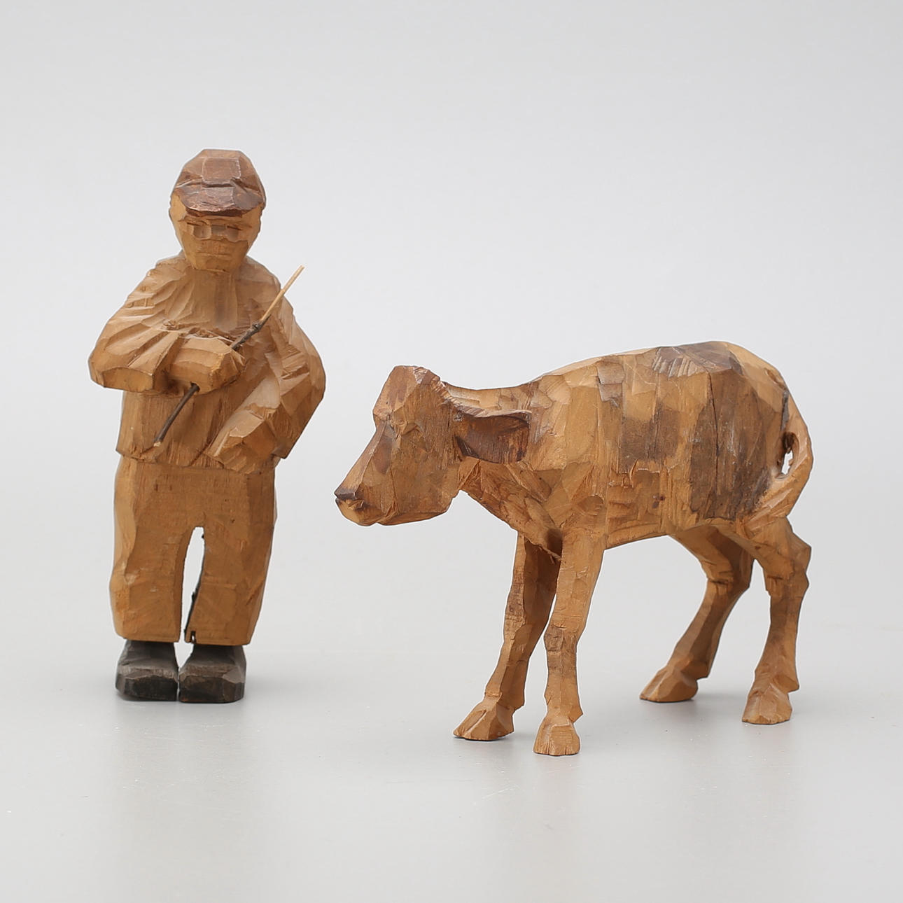 AXEL PETERSSON DÖDERHULTARN. Skulpturer, kalv samt vallpojke, snidat trä, stämpelsignerade.