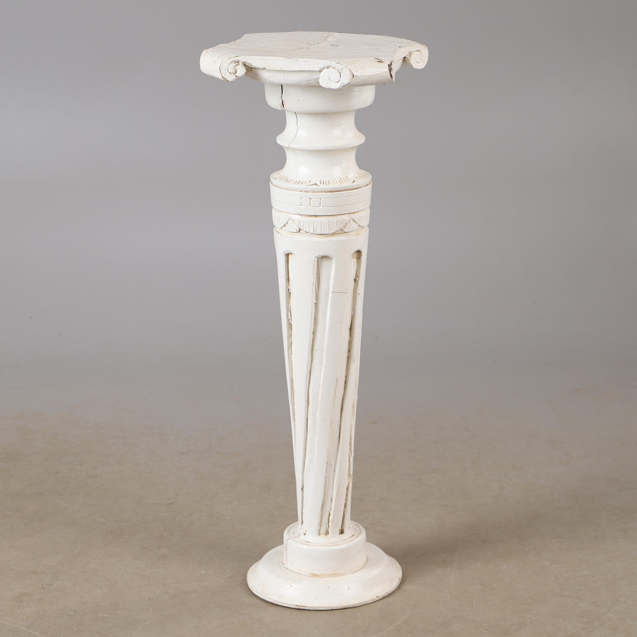 PEDESTAL, madera pintada de blanco.