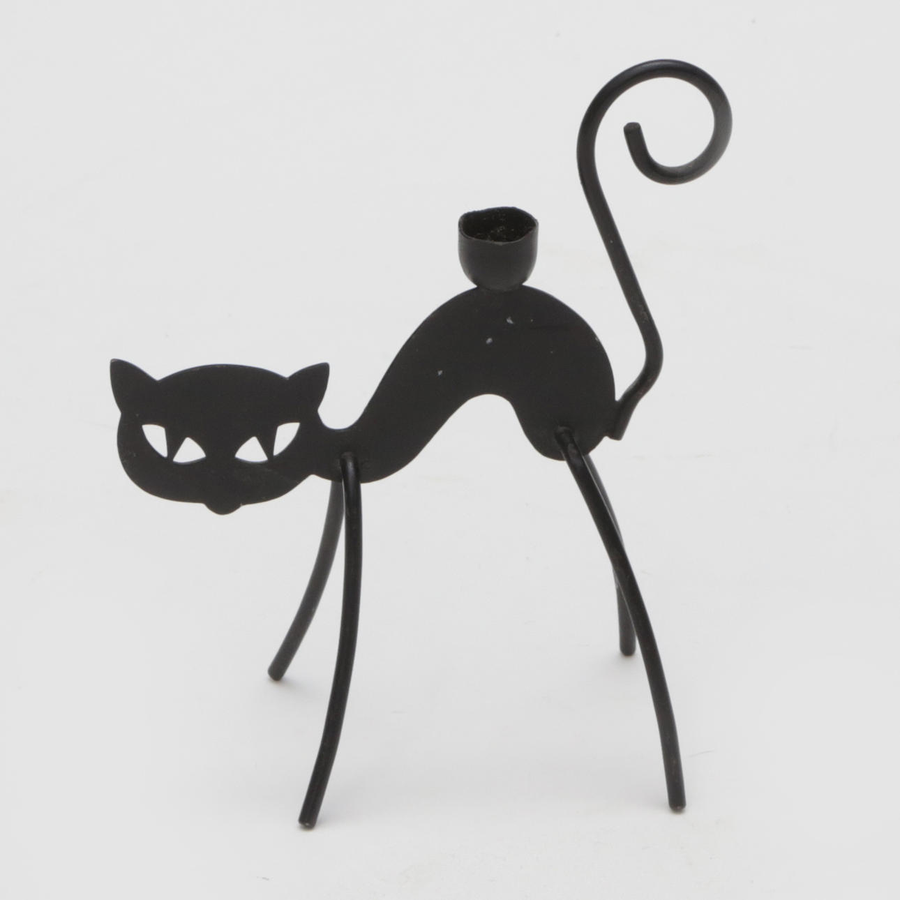 Un candelabro metálico con forma de gato, Gunnar Ander.