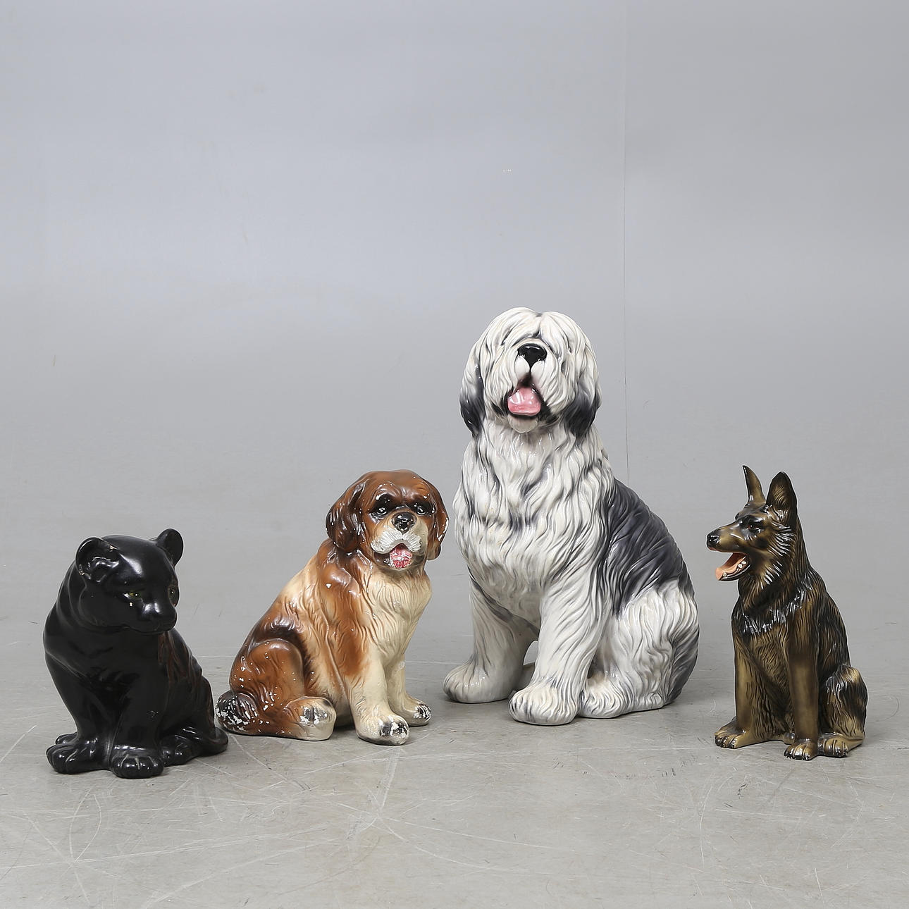 GOLVFIGURINER, 4 st, 1900-talets andra hälft.