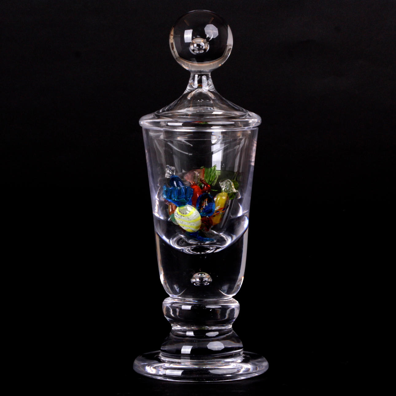 LOCKPOKAL, fylld med karameller, glas, möjligen Kosta, 1900-talets andra hälft.