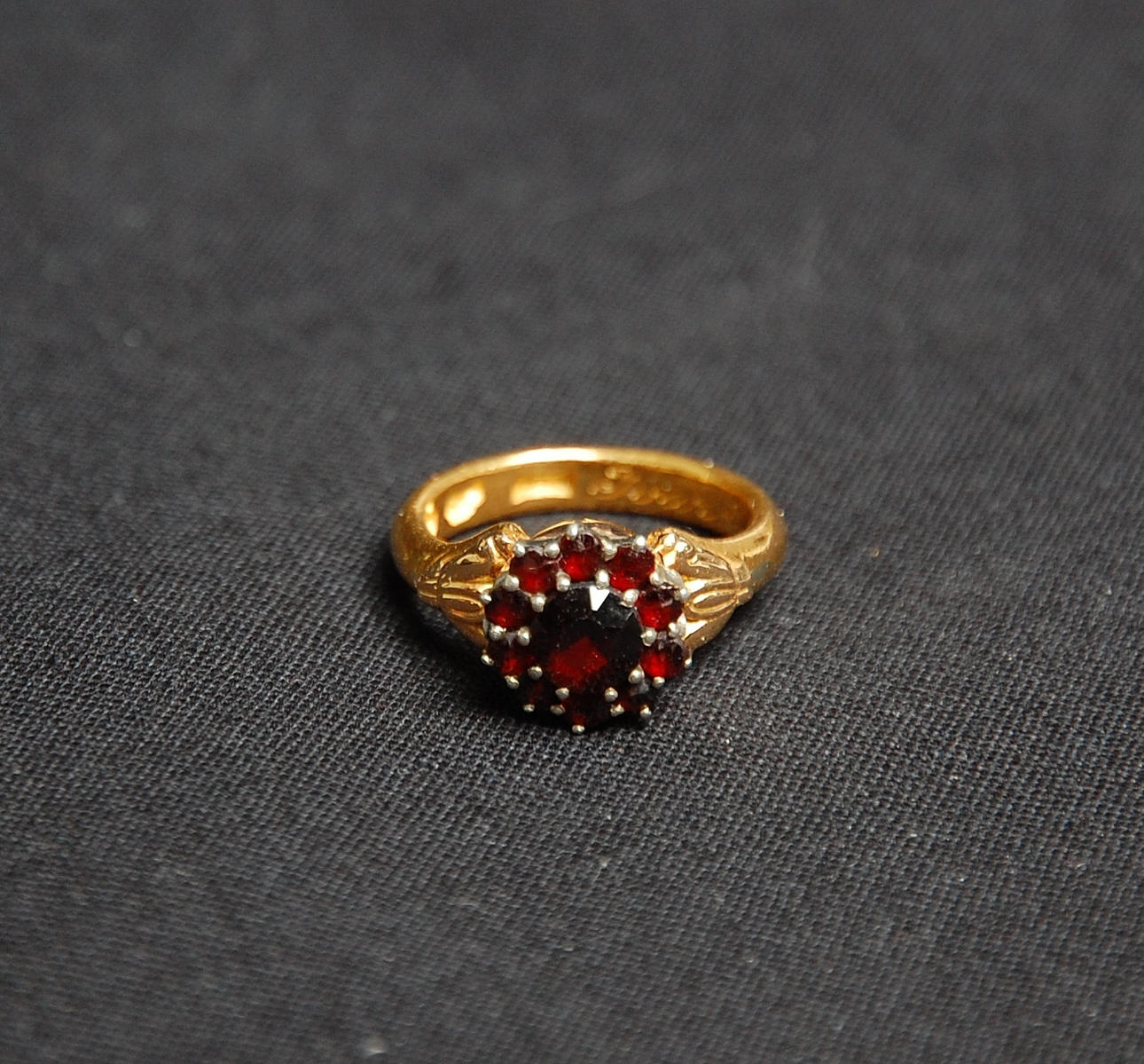 RING, 23 K guld med röda stenar, vikt 7 g.