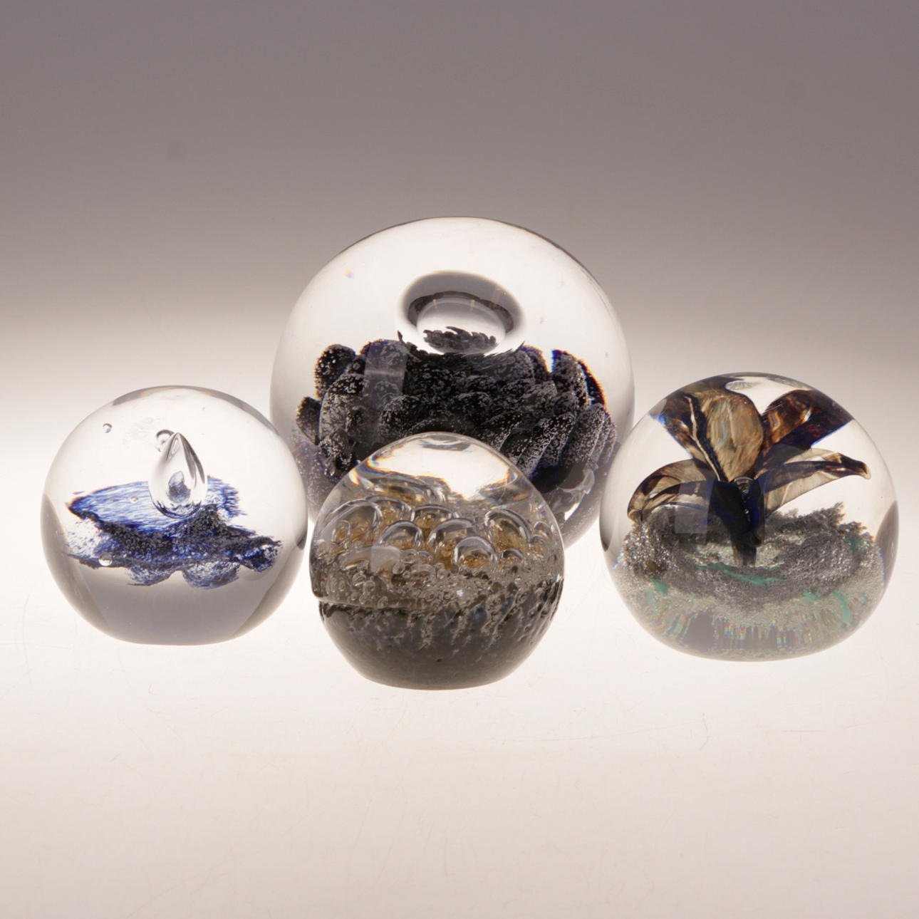 SKULPTURER, 4 st. Glas, delvis Bengt Heintze och Göran Wärff, Kosta.