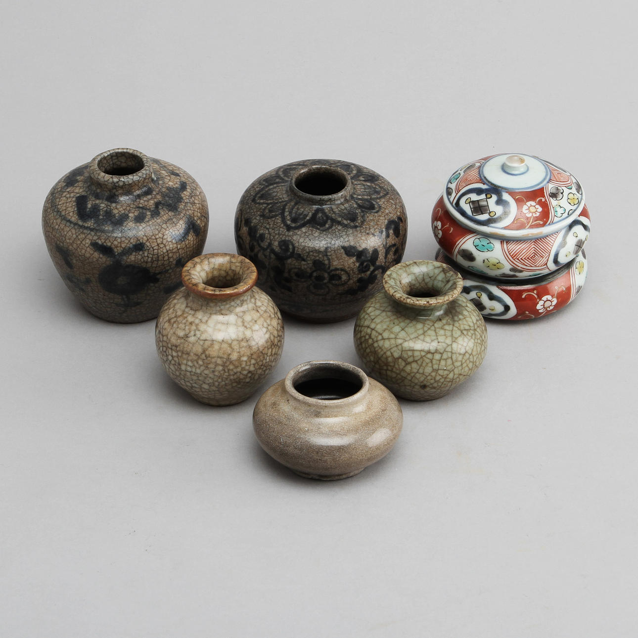 URNOR, 5 st samt LOCKASKAR, 2 st, porslin, Kina samt Japan.