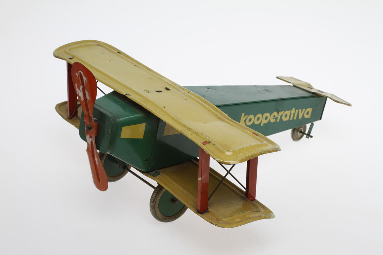 FLYGPLAN i grön/gul plåt, "Kooperativa" dubbelvingat.