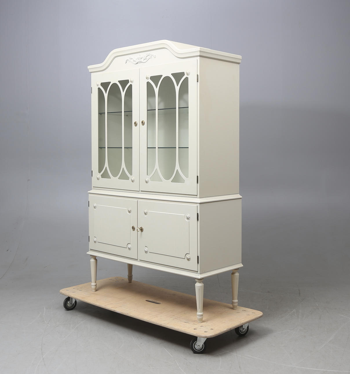 SKÅP, gustaviansk stil, vitmålad, 1900-tal.