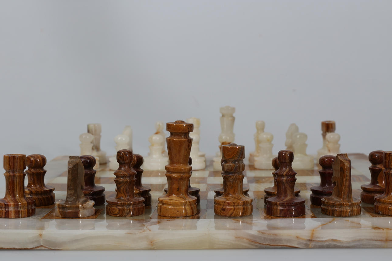 SCHACK MED PJÄSER, onyx, 1900-talets andra hälft.