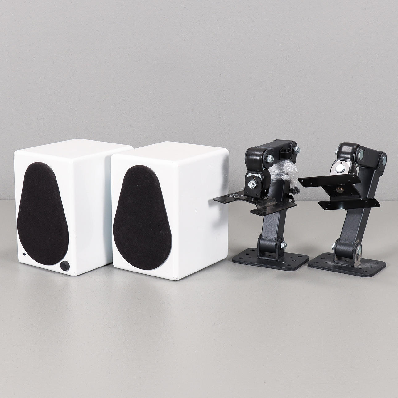 HÖGTALARE 2 stycken, Argon, med väggfästen.