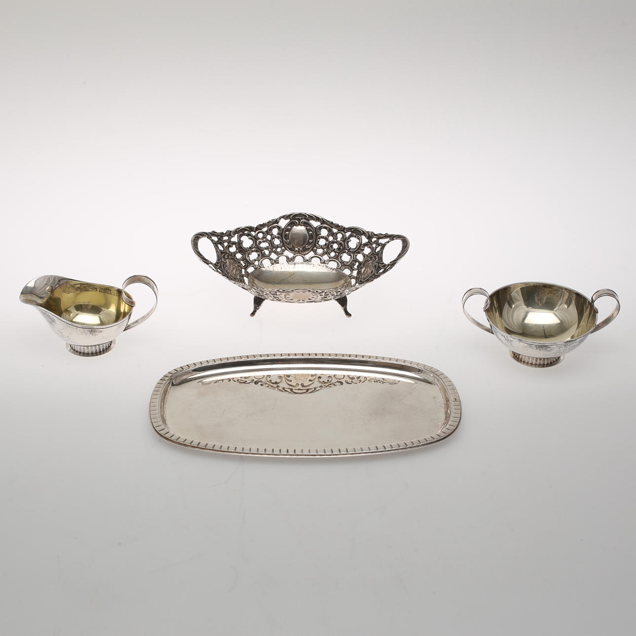 TORE ELDH. Grädkanna och sockerskål. Bricka och fat i silver.