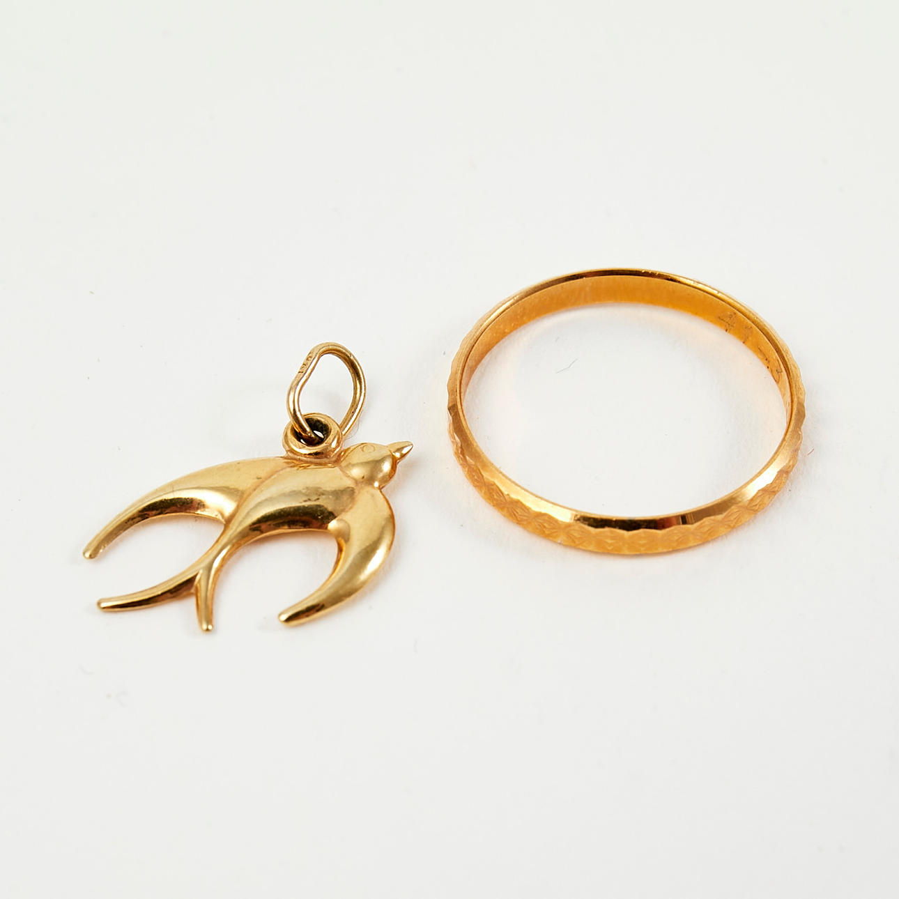 EIN ANHÄNGER, 18 Karat Gold, in Form einer Schwalbe.