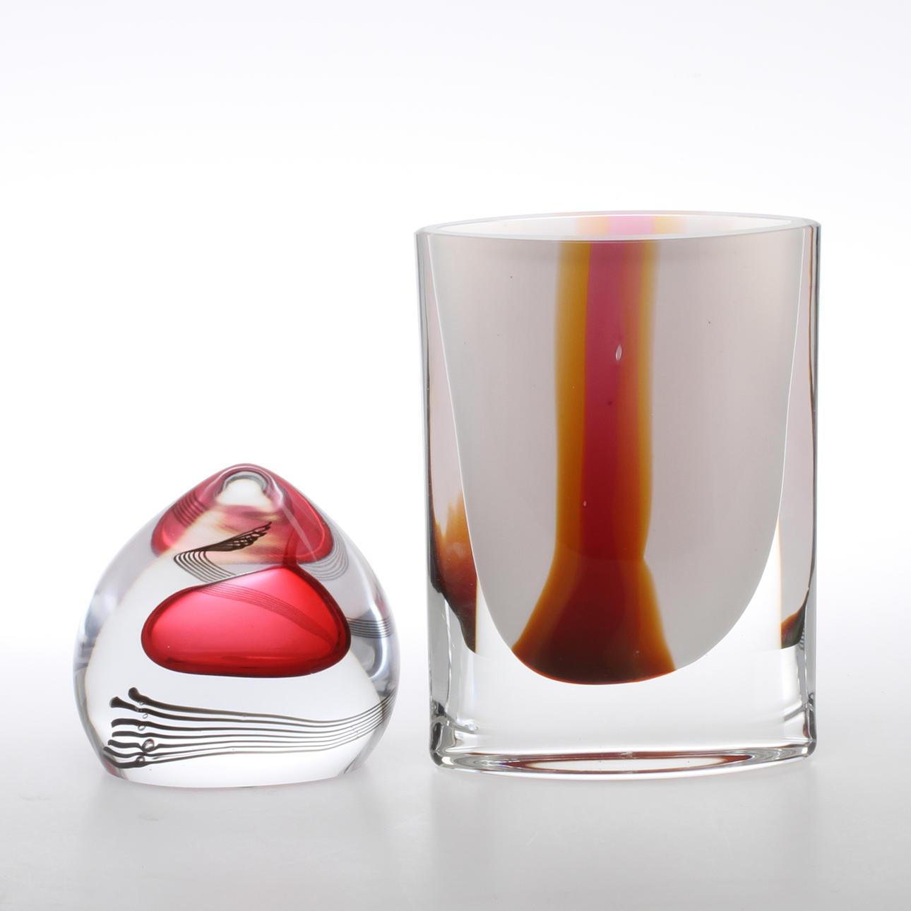 VAS, samt SKULPTUR, glas, Bengt Edenfalk, Kosta respektive Carlos R. Pebaque, Gullaskruf.